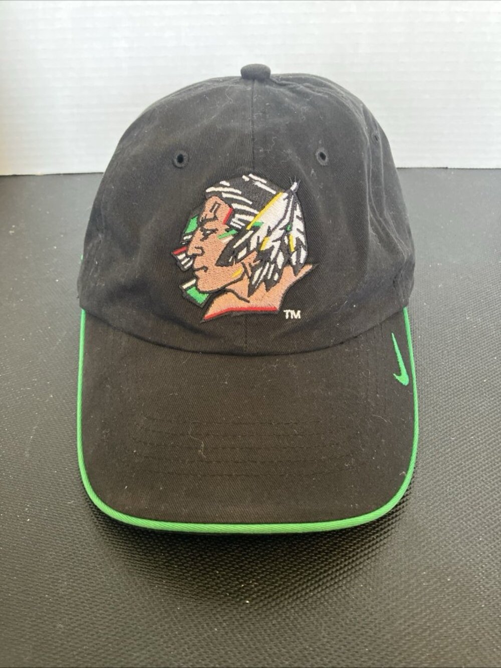 North Dakota Fighting Sioux Nike Baseball Cap UND Black & Green Adjustable